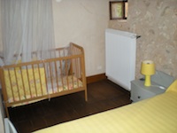Photo du lit bébé dans la chambre 1